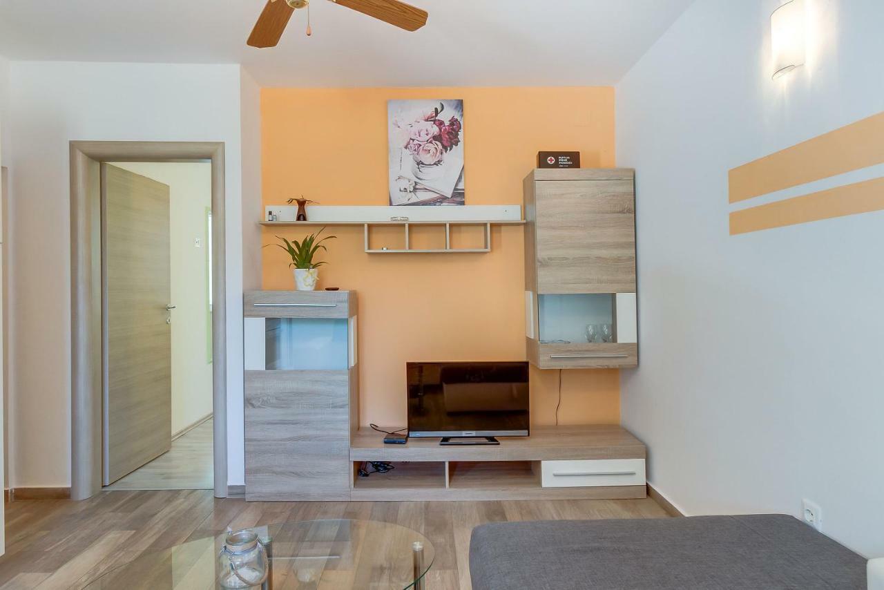 Apartmani Danica เนเรซีน ภายนอก รูปภาพ
