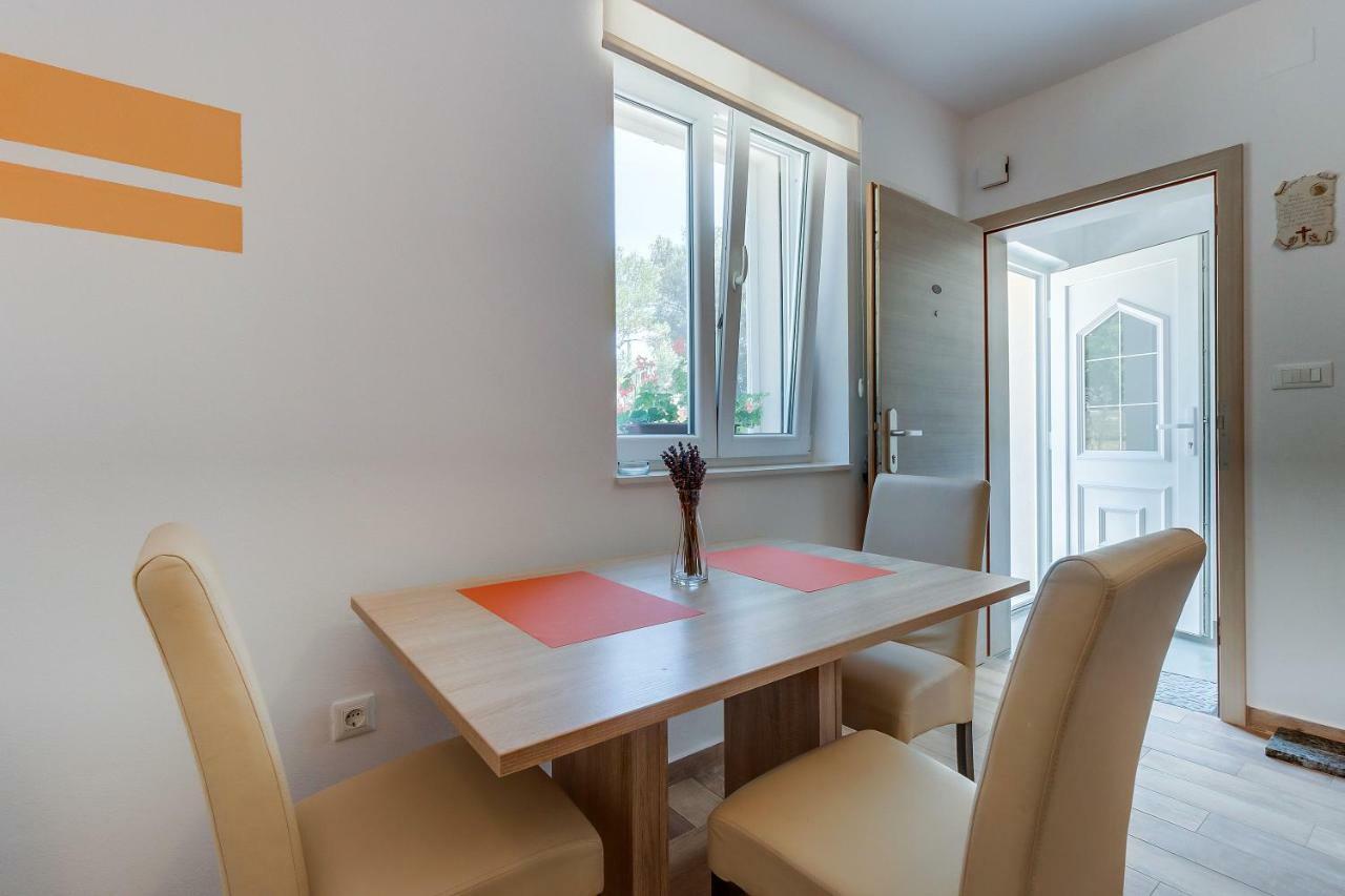 Apartmani Danica เนเรซีน ภายนอก รูปภาพ